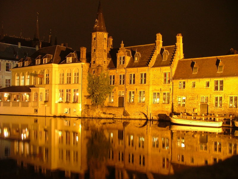 Canali di Bruges di notte