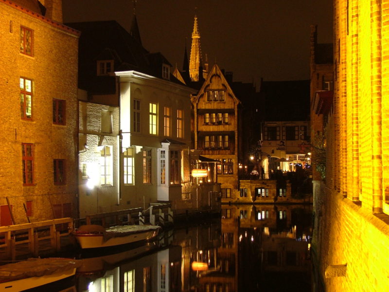 Canali di Bruges di notte