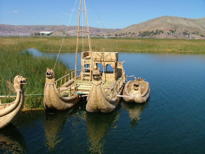Imbarcazione in canne totora tipica degli Uros, Lago Titicaca, Peru